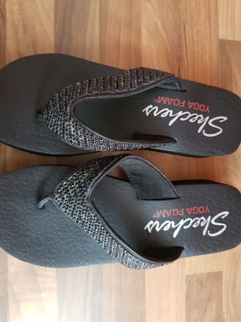 skechers yoga foam thongs